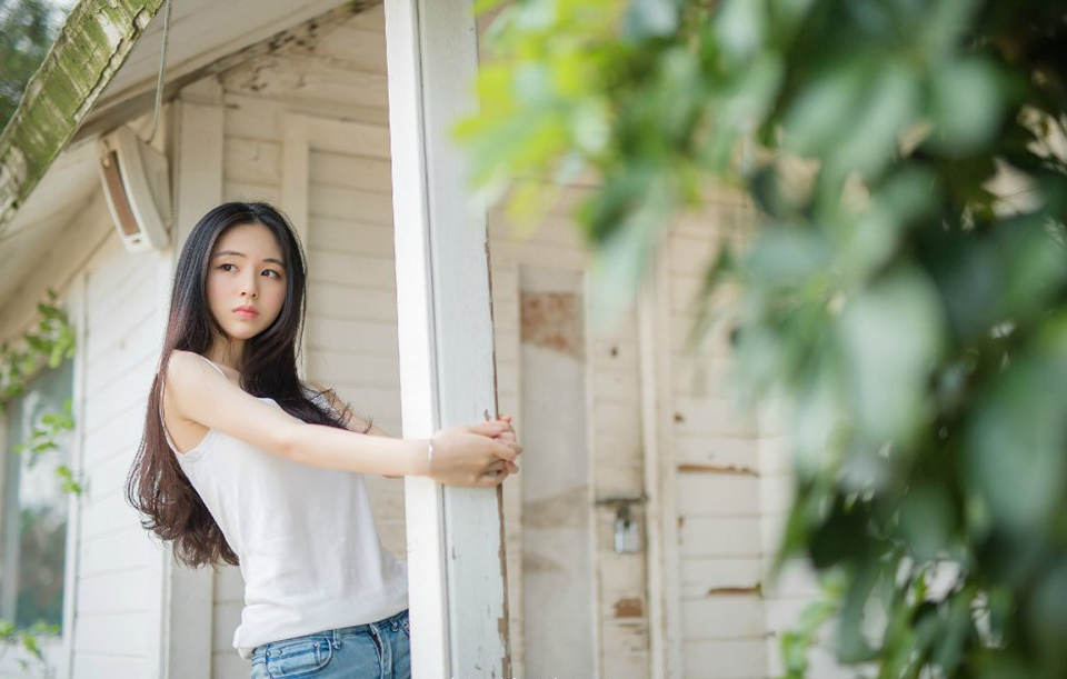 爱到底是什么东西，为什么那么辛酸那么苦痛，只要还能握住它，到死还是不肯放弃，到死也是甘心。
